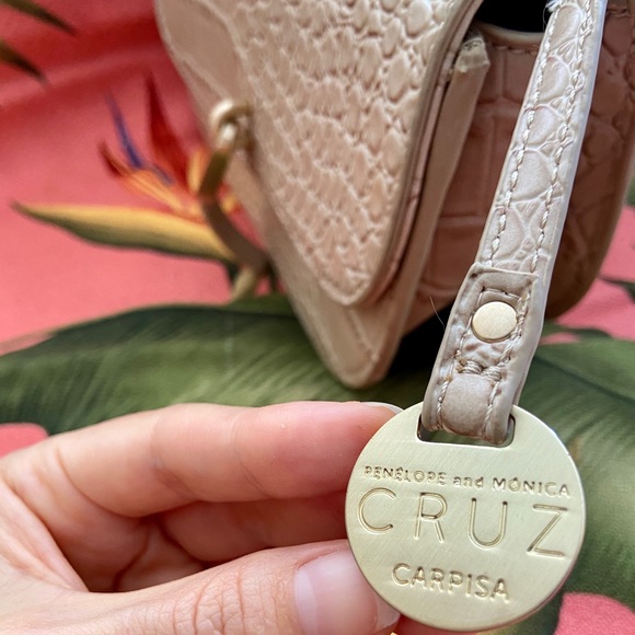 New Cruz Carpisa Tan Crossbody - Picture 5 of 7